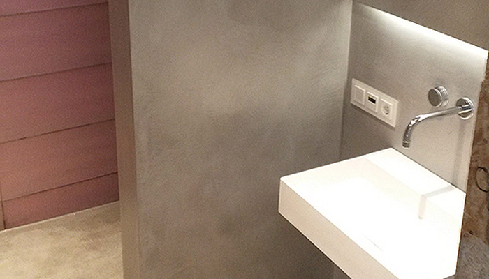 Betonsire ist eine alternative zur Wandfliese, die aber auch immer mehr Anklang als Boden- oder Treppenbelag findet. Puristisches Wohndesign in Betonoptik.